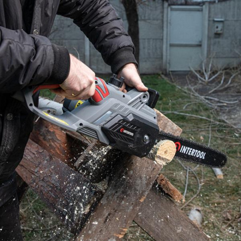 Купити Пила ланцюгова електрична 2400 Вт, шина 40 см, боковий двигун