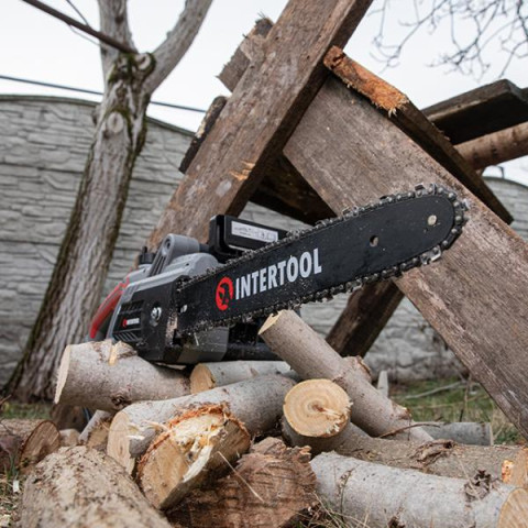 Купити Пила ланцюгова електрична 2400 Вт, шина 40 см, боковий двигун