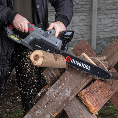 Купити Пила ланцюгова електрична 2400 Вт, шина 40 см, боковий двигун