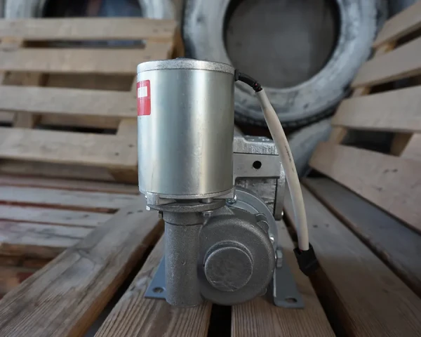 Купити Лебідка редукторна з електроприводом ЛРЕ-0,2 (4об/хв)