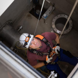 Купити Каска SKYLOTEC INCEPTOR GRX HIGH VOLTAGE, червона / BE-393-13