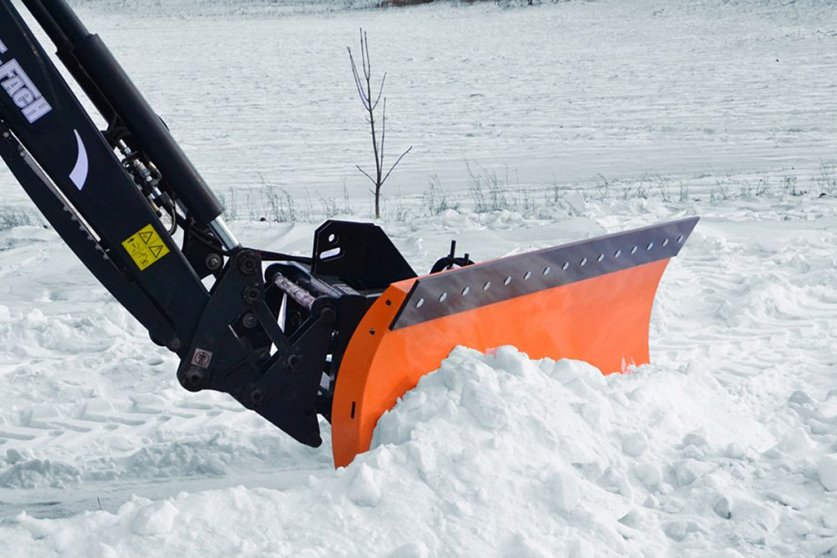 Як обрати сніговий відвал та розкидач дорожніх суміше
