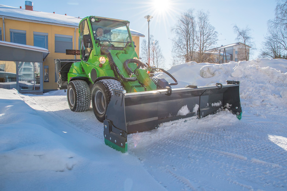 Як обрати сніговий відвал та розкидач дорожніх суміше