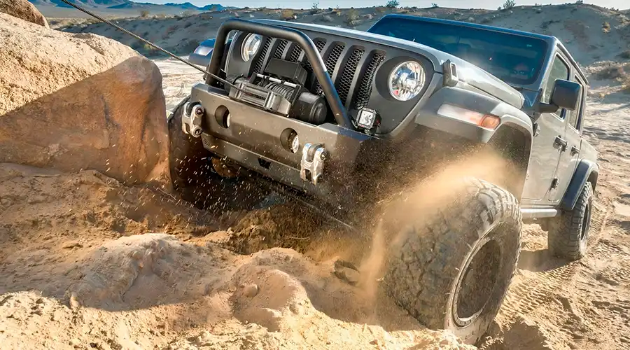 Позашляховик у процесі самовитягування на складному рельєфі. Електрична лебідка з інтегрованим динамічним гальмом забезпечує миттєву фіксацію авто, як тільки ви відпускаєте кнопку пульта.